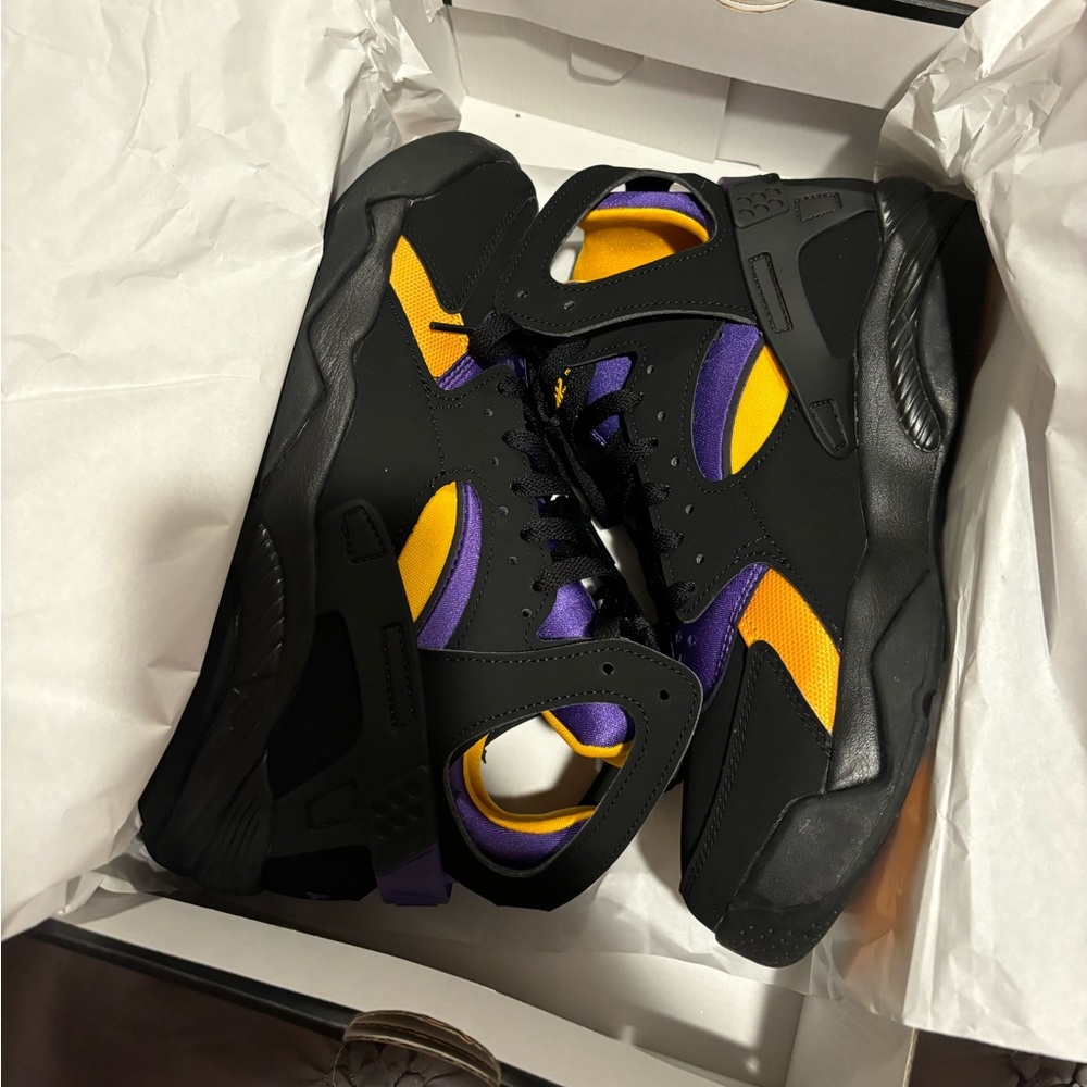 LIKE NEW!!! Nike Air Huaraches. Size 9.5. Only wore once. Purple & Gold💛💜
